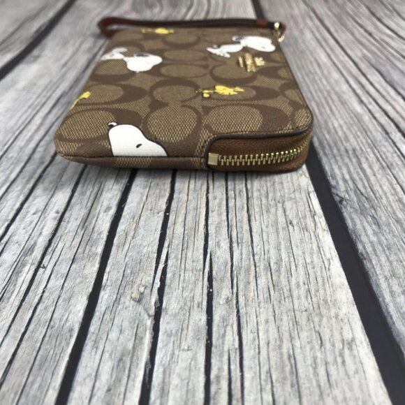NWT Coach X Peanuts Corner Zip Wristlet Wallet With Snoopy & Woodstock - Picture 5 of 8